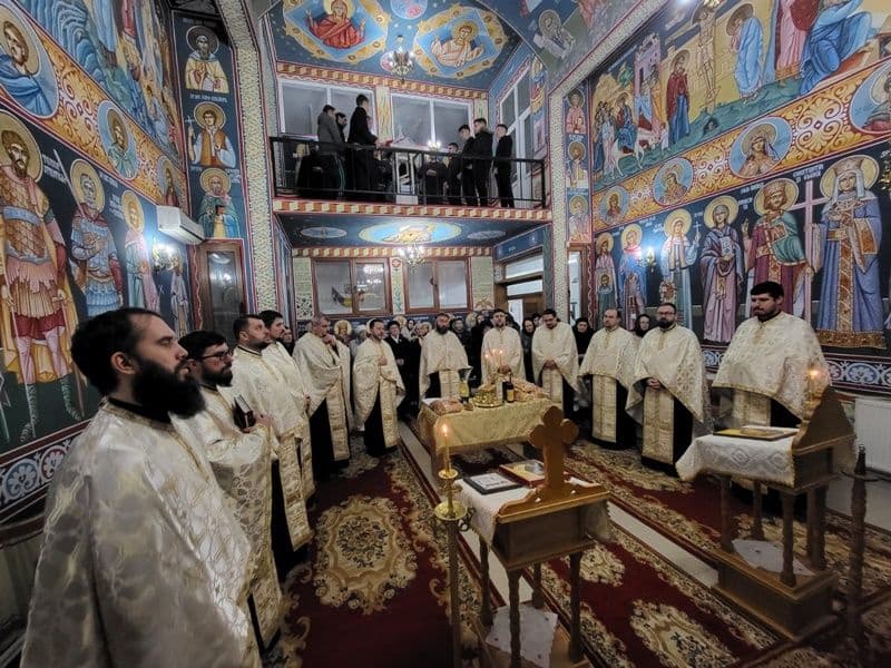 Sfinții Trei Ierarhi, ocrotitorii învățământului teologic, cinstiți la Seminarul din Dorohoi - FOTO