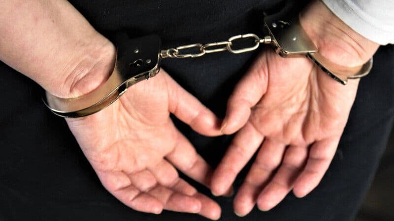 Polițiștii au reținut un bărbat din Flămânzi după ce a provocat un scandal într-un bar. Ce i-a făcut unui client?