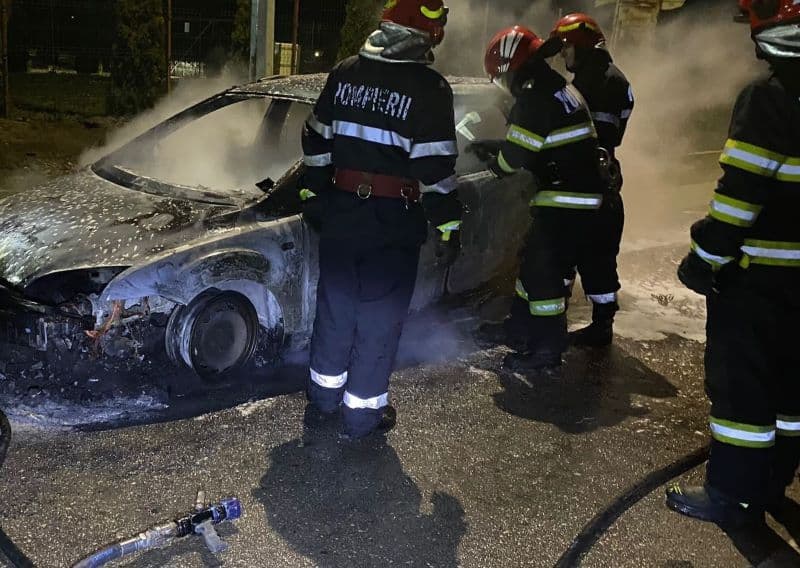 Mașină care se afla în mers cuprinsă de flăcări. Șoferul a reușit să oprească și să iasă la timp - FOTO