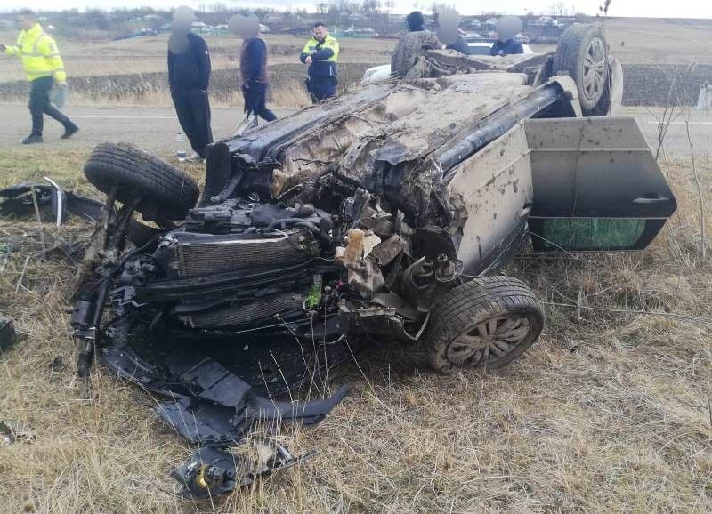 Accident la Corlăteni! Doi bărbați au ajuns la spital după ce s-au răsturnat cu mașina