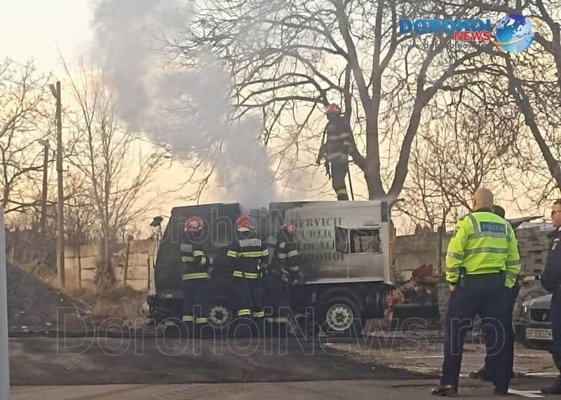 Mașina care igieniza străzile din Dorohoi a luat foc. Pompierii au intervenit pentru stingere - FOTO