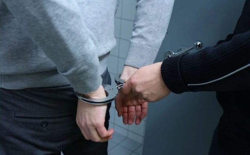 Tânăr reținut pentru amenințare și lovire sau alte violențe