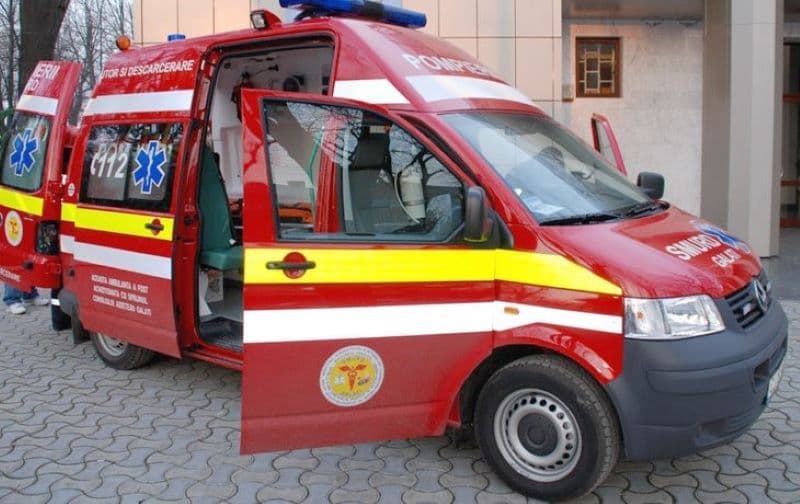 Un bărbat a suferit arsuri după ce a încercat să aprindă focul cu diluant sau benzină. Un echipaj de TIM SMURD l-a transportat la spital