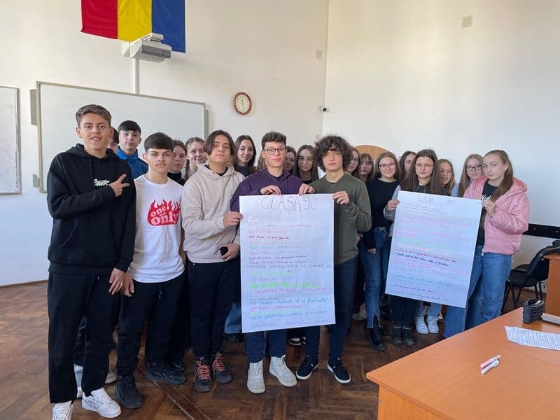 Ziua Internațională a Cititului Împreună 2024 la Colegiul Național „Grigore Ghica” Dorohoi - FOTO