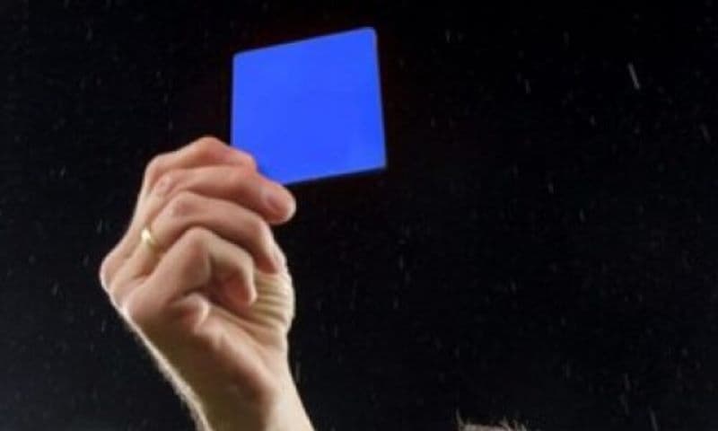 Regulă nouă în fotbal. Arbitrii vor putea sancționa jucătorii folosind cartonașul albastru