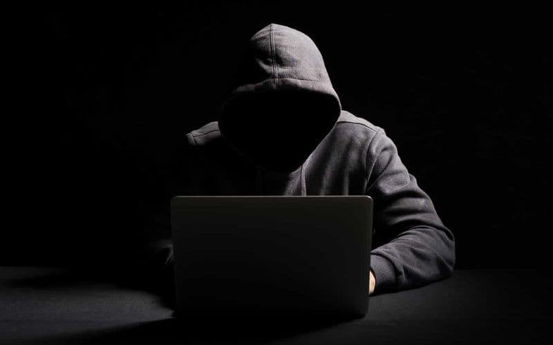 Avertisment din partea specialiștilor privind fraudele cibernetice: atacatorii transmit mesaje care par a fi de la curieri sau site-uri de cumpărături