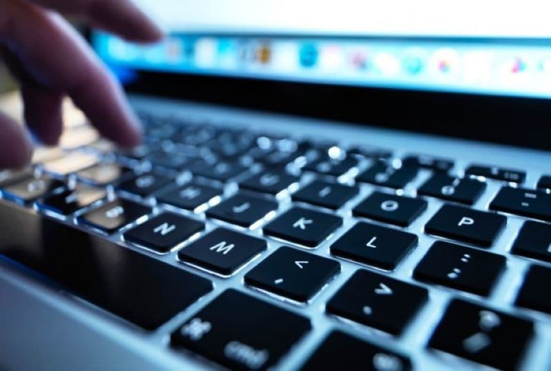 Atenție la înșelăciunile în mediul online! O minoră a oferit bani și bunuri unor necunoscuți, după discuții pe internet