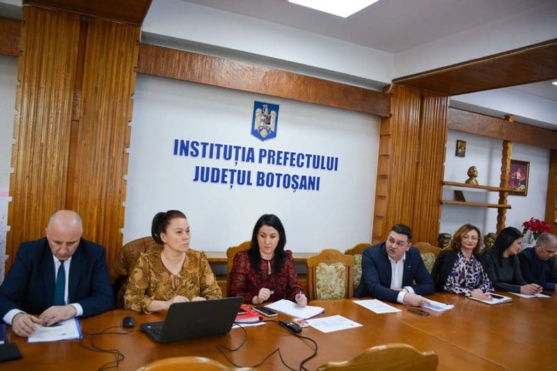 Ședință la Prefectura Botoșani privind analiza creşterii gradului de siguranţă a elevilor şi a personalului didactic - FOTO