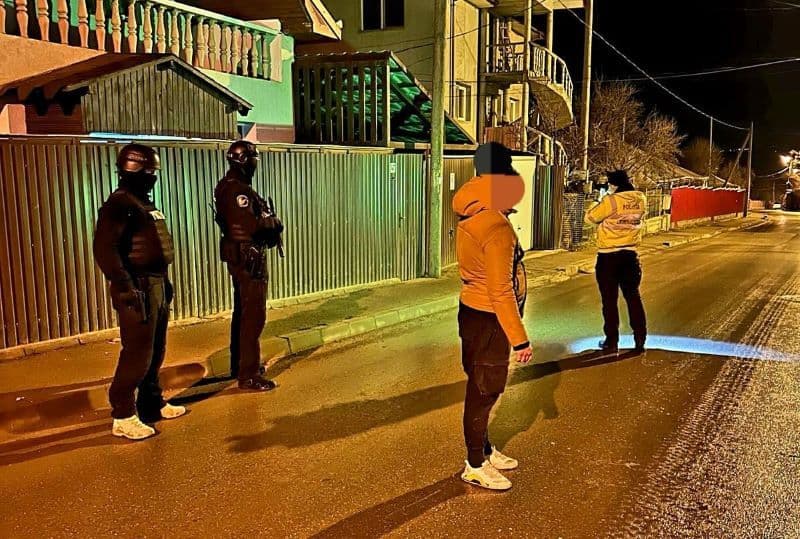 Tânăr din Dorohoi arestat după ce a încercat să spargă un magazin și apoi a tâlhărit o femeie - FOTO