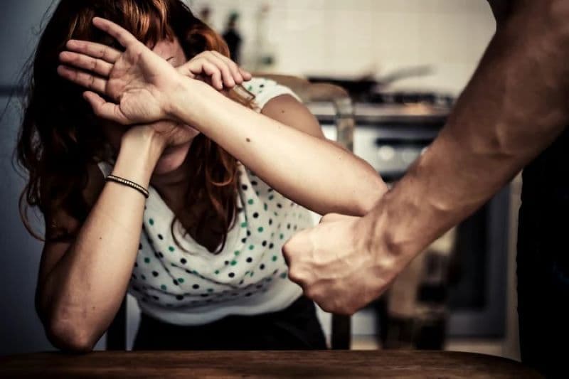 Botoșănean evacuat din locuință și obligat de polițiști să păstreze distanța față de familia sa. Acesta și-ar fi agresat soția și copiii