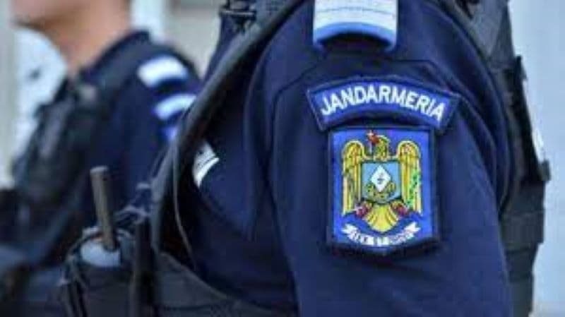 Bărbat beat sancționat cu aproape 3000 de lei de jandarmi după ce a făcut scandal și a agresat trecătorii
