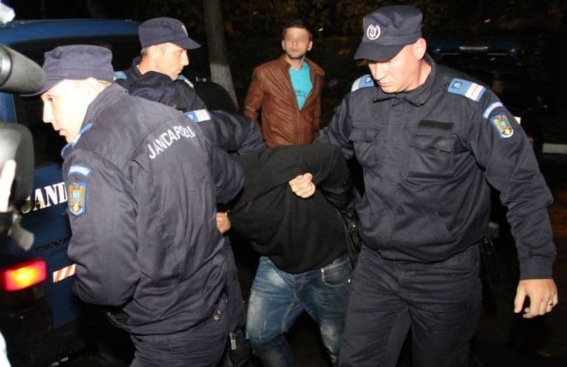 Șapte adolescenți luați la întrebări de jandarmi după ce au făcut scandal în fața Parchetului Botoșani