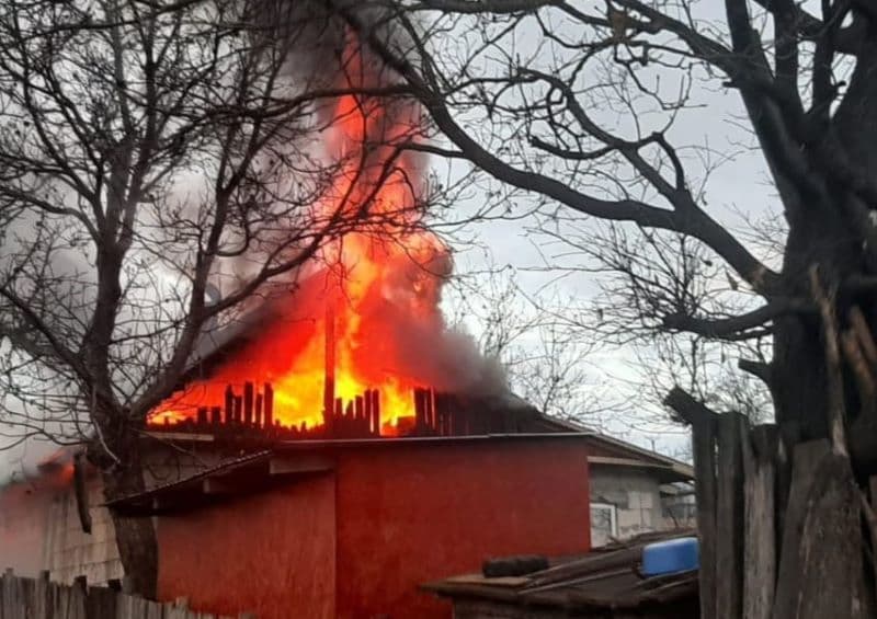 Familie din Oroftiana rămasă fără acoperiș deasupra capului în urma unui incendiu