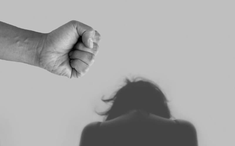 Unui bărbat din Săveni i s-a întocmit dosar penal și a fost obligat de poliție să păstreze o distanță de 50 de metri față de concubina sa