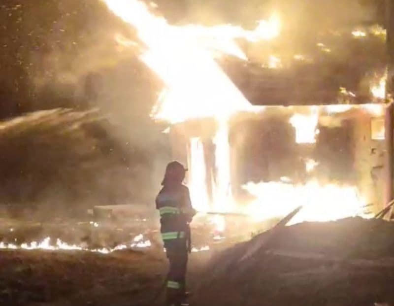 Intervenție a pompierilor ISU pentru stingerea unui incendiu violent la o clădire aflată în curtea unei biserici din județ