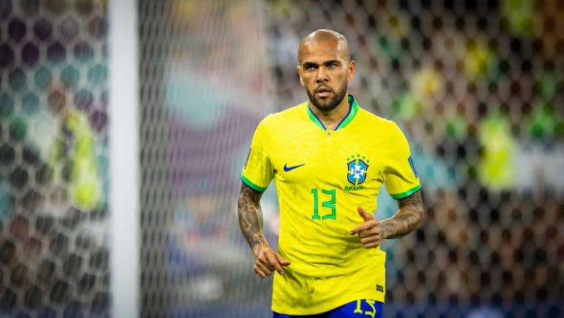 Fostul fotbalist al Barcelonei, Dani Alves, a fost condamnat la patru ani și șase luni de închisoare pentru hărțuirea unei femei