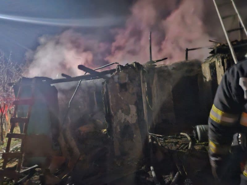 Pompierii botoșăneni au intervenit pentru a stinge un incendiu violent, de la o casă, provocat de un coș de fum defect