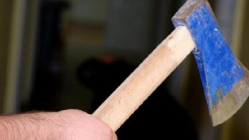 Un bărbat din Suceava s-a supărat pentru că avea netul slab și a tăiat cu toporul toate cablurile de la bloc. Vezi ce a urmat!