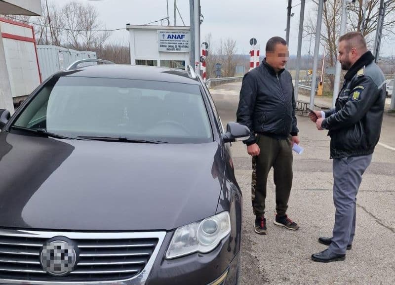 Autoturism radiat din circulație, descoperit la trecerea frontierei la Rădăuți Prut