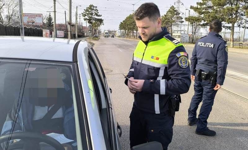 Aproximativ 50 de permise de conducere reținute de polițiști în acest week-end