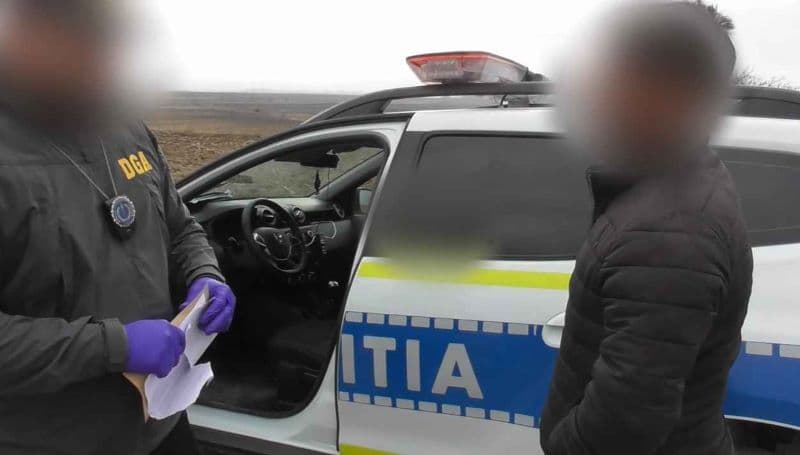 Flagrant la Botoșani: Un tânăr a fost înregistrat cu bodycam în timp ce încerca să mituiască un polițist
