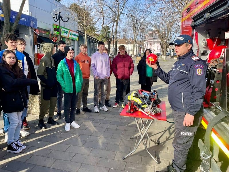 „Împreună mai pregătiți” – peste 1500 de elevi, cadre didactice și cetățeni din Dorohoi, învățați să salveze vieți – FOTO