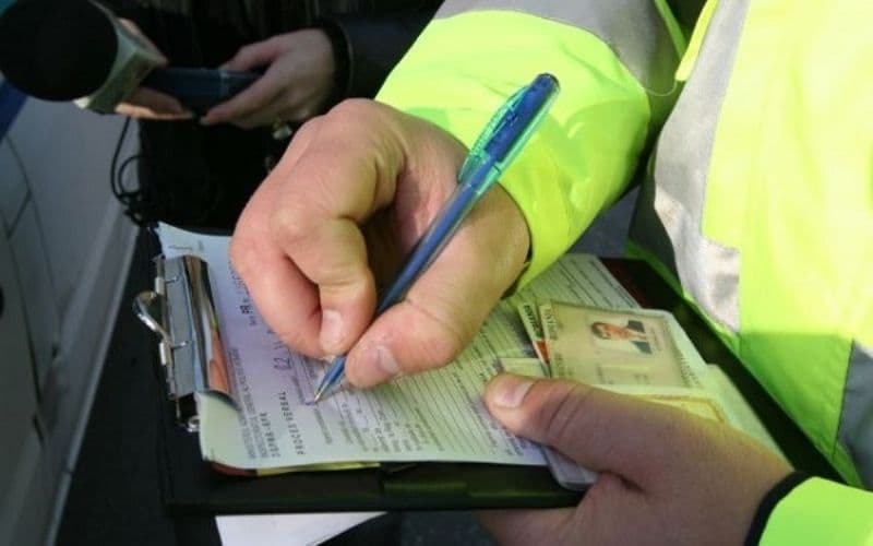Permis fals, prezentat de o botoșăneancă, polițiștilor pentru control