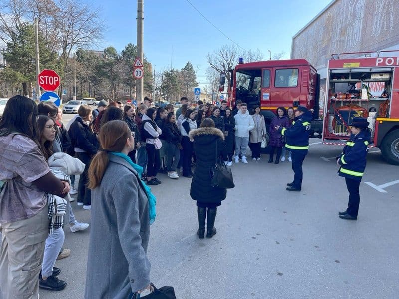 De ziua armei, sute de botoșăneni au fost alături de pompieri – FOTO