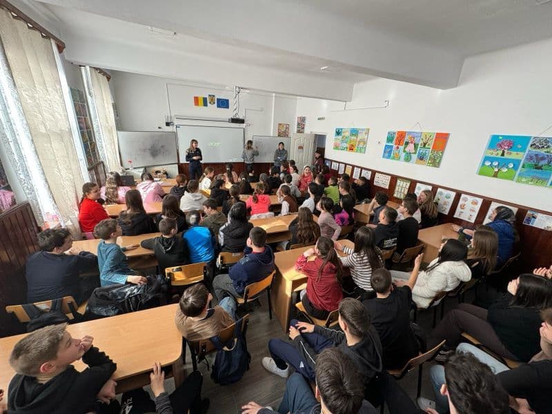 Specialiști din cadrul Poliției implicați în sesiuni de informare a elevilor pe tema siguranței online și a consumului de droguri