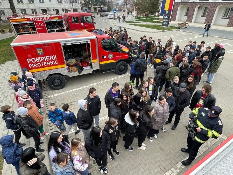 Locuitorii orașului Săveni implicați în exerciții de evacuare în caz de cutremur și activități de informare și educare preventivă - FOTO