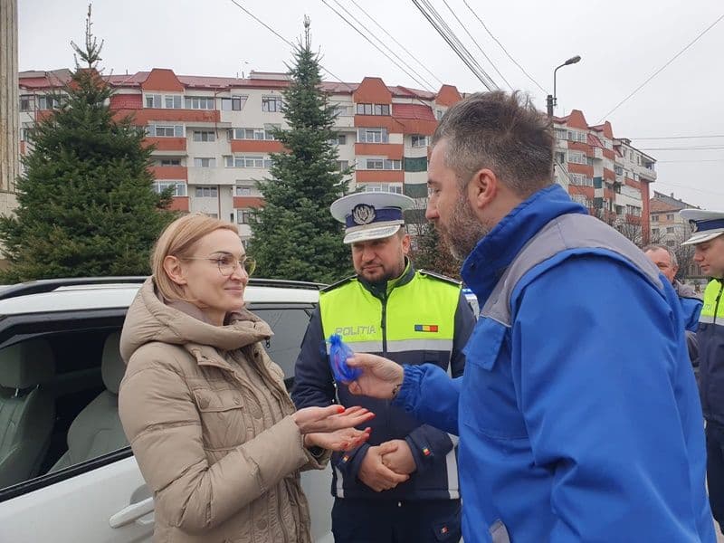 Polițiștii rutieri, împreună cu reprezentații Registrului Auto Român, au oferit mărțișoare doamnelor și domnișoarelor întâlnite în trafic – FOTO