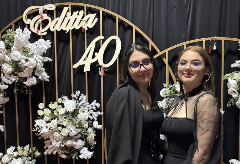 Dorohoiul reprezentat de două eleve de la Seminarul Teologic „Sfântul Ioan Iacob” la Festivalul Național „Mărțișor Dorohoian” - FOTO
