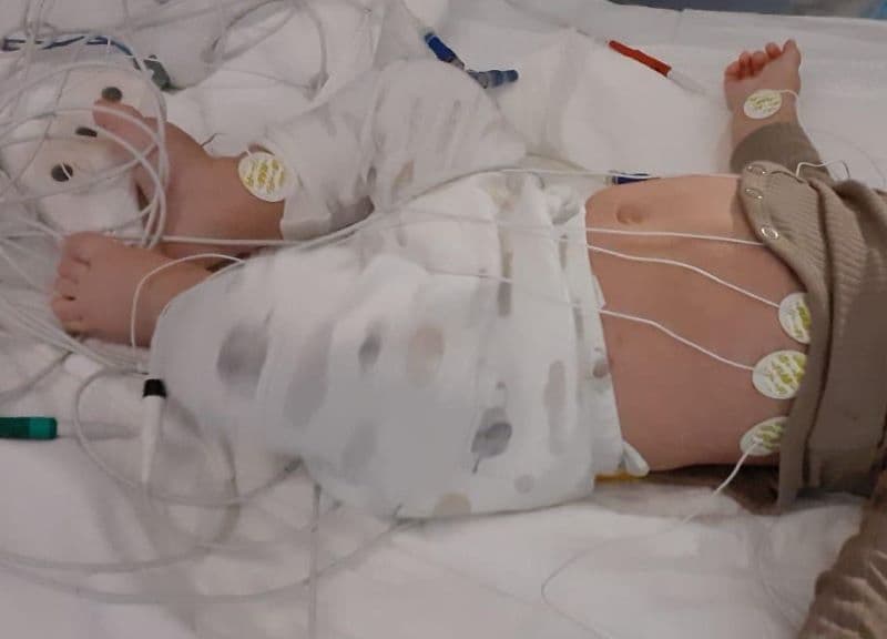 Speranță împachetată în două genți: Povestea disperată a unor părinți deciși să-și salveze bebelușul de leucemie