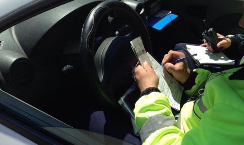 Fără permis, după ce lua ilegal oameni la ocazie