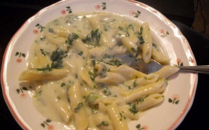 Penne quattro formaggi cu spanac