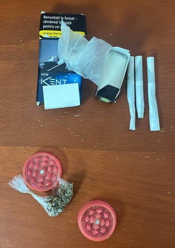 Un bărbat și o femeie urmăriți penal după ce au fost depistați cu droguri pe o stradă din Botoșani