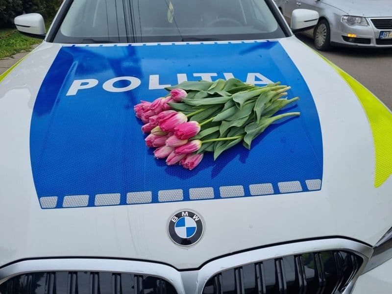 8 Martie cu flori și urări de la polițiștii rutieri - FOTO