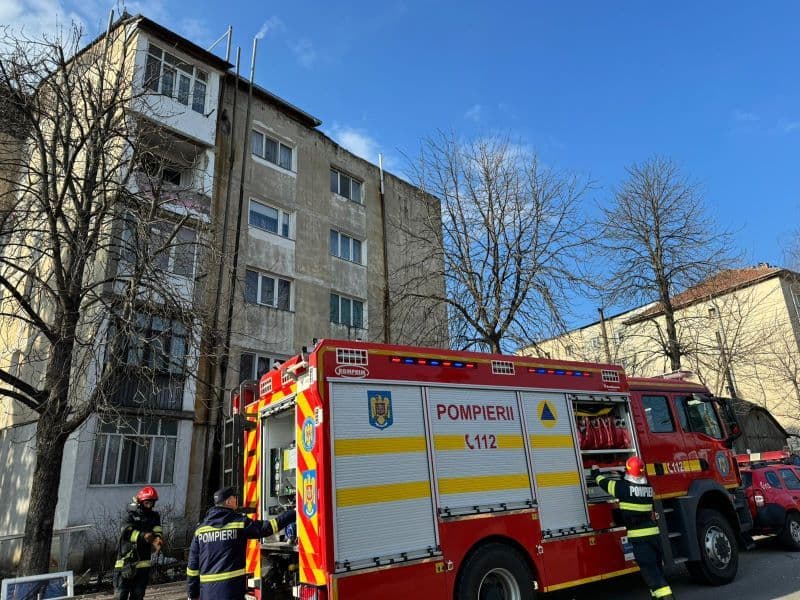 Explozie într-un apartament din Săveni. Echipaje medicale și de pompieri, inclusiv elicopterul SMURD direcționate la caz - FOTO