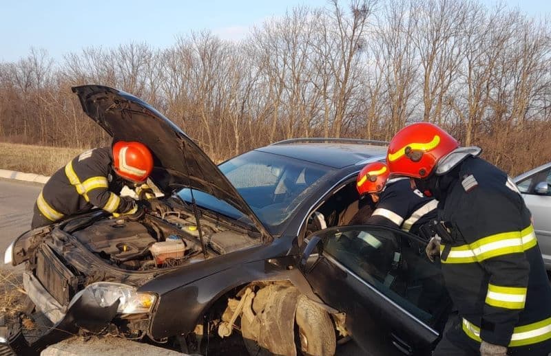 Un tânăr de 18 ani și un copil de 9 ani răniți după ce mașina în care se aflau s-a izbit de un cap de pod la Copălău