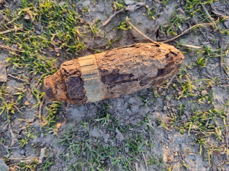 Proiectil găsit în grădină de un bărbat din Baranca. Pirotehnicienii din cadrul ISU Botoșani s-au deplasat la fața locului