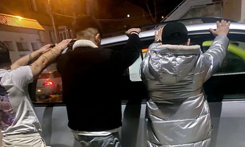 Bărbați depistați cu muguri vegetali cu miros înțepător și cristale albe în cantități mici asupra lor