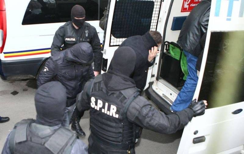 Tineri reținuți pentru șantaj și violarea vieții private