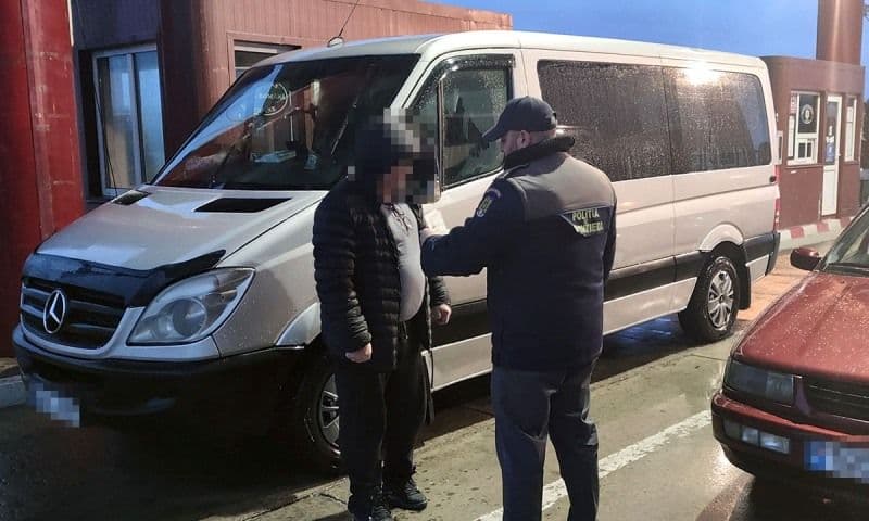 A încercat să păcălească autoritățile din două state, dar s-a ales cu dosare penale 