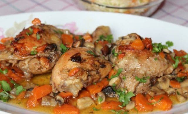 Pulpe de pui cu legume și bere