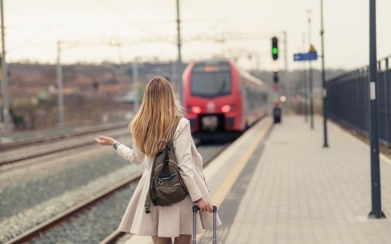 Bărbat de 60 de ani reținut după ce a pipăit o tânără aflată în trenul Timișoara - Botoșani 
