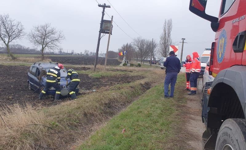 ACCIDENT! O mașină s-a răsturnat în afara părții carosabile