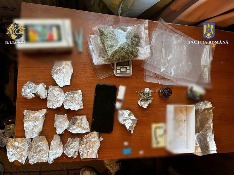 Trei persoane arestate pentru trafic de droguri de risc - FOTO
