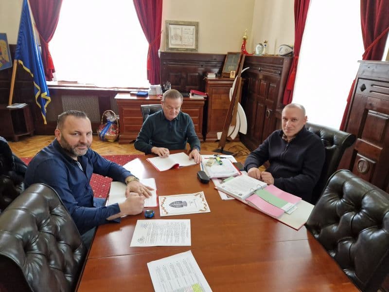 Primăria Dorohoi a semnat al doilea contract de execuție lucrări pentru renovarea energetică moderată a unor clădiri rezidențiale multifamiliale