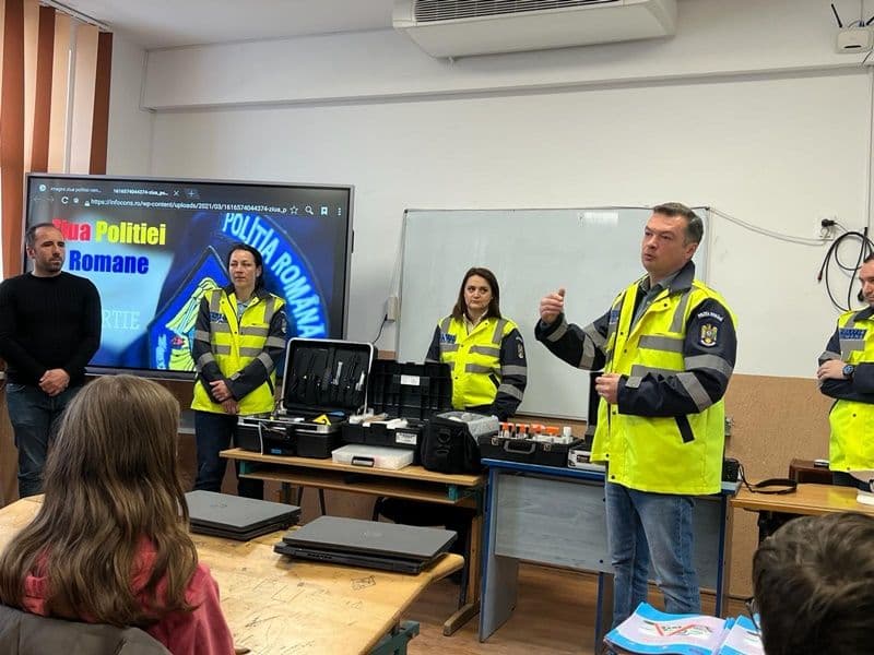 Activități dedicate Zilei Poliției Române desfășurate de polițiști la Pomârla și Coțușca - FOTO