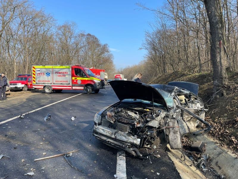 Accident la Zăicești! O persoană a ajuns la spital după impactul dintre un autoturism și un camion - FOTO